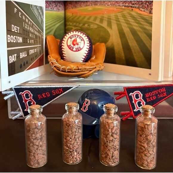 Genuine FENWAY PARK Green Monster Field Dirt - Picture 1 of 3